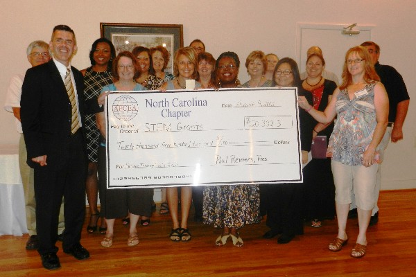 Paul Reimers (2nd from l), chapter president, and Georgia Popp (r), chapter vice president for Science Teaching Tools, joins the recent STEM Teaching Tools awardees during the banquet held in August.